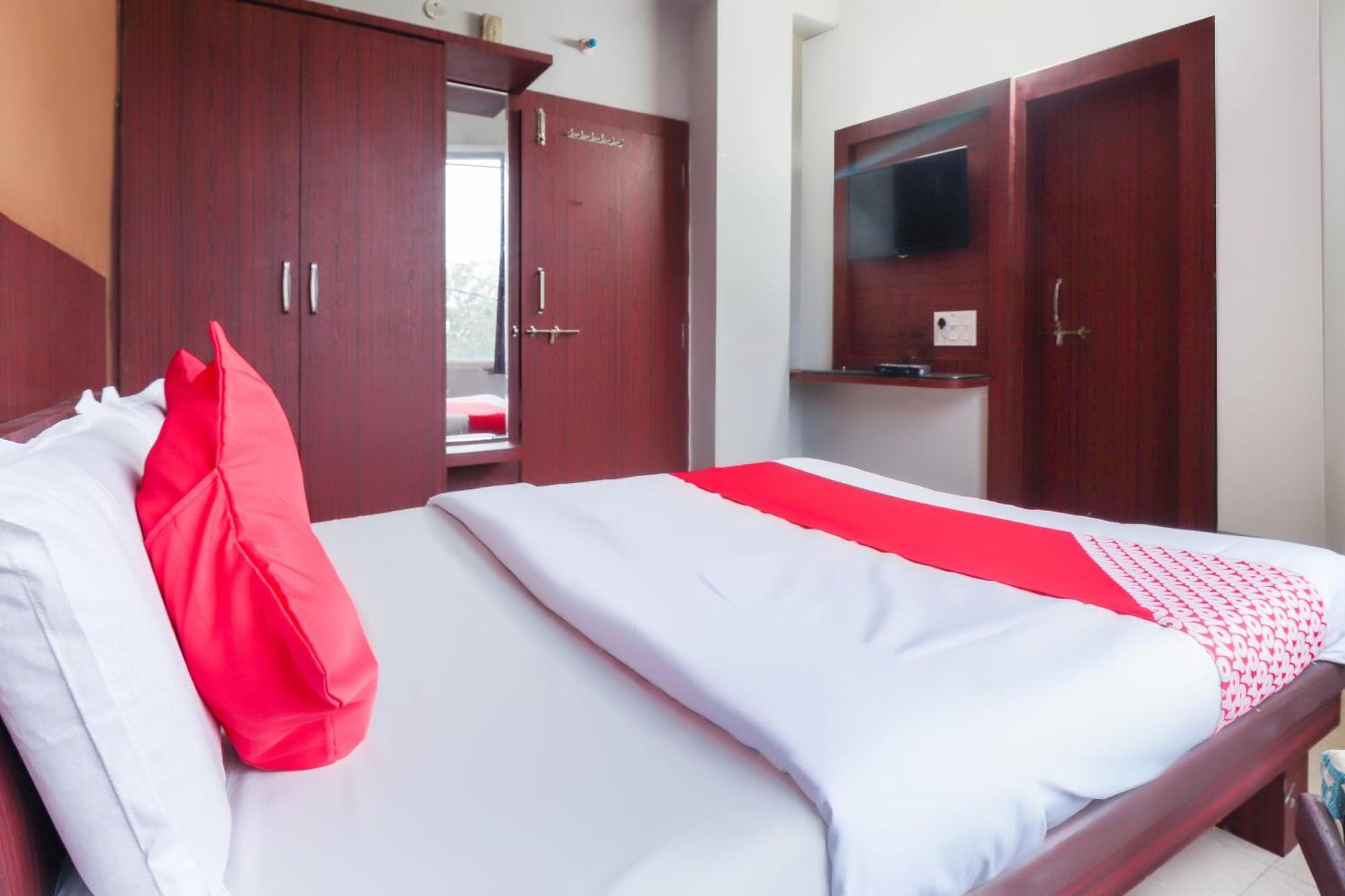 Oyo 69402 Yogeshwar Dhaam Hotel Vrindāvan Esterno foto