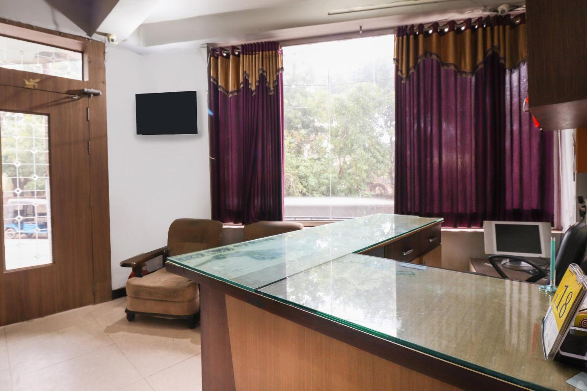 Oyo 69402 Yogeshwar Dhaam Hotel Vrindāvan Esterno foto