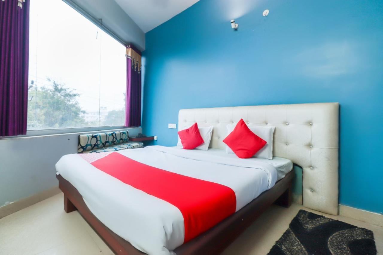 Oyo 69402 Yogeshwar Dhaam Hotel Vrindāvan Esterno foto